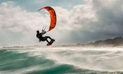 Eksplorasi Pantai dengan Kitesurfing